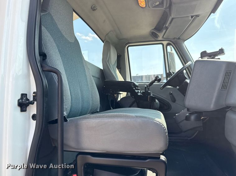 image for item EG5706 2007 International 7500 hook lift truck