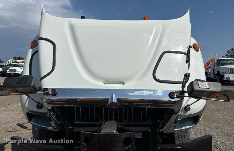 image for item EG5706 2007 International 7500 hook lift truck