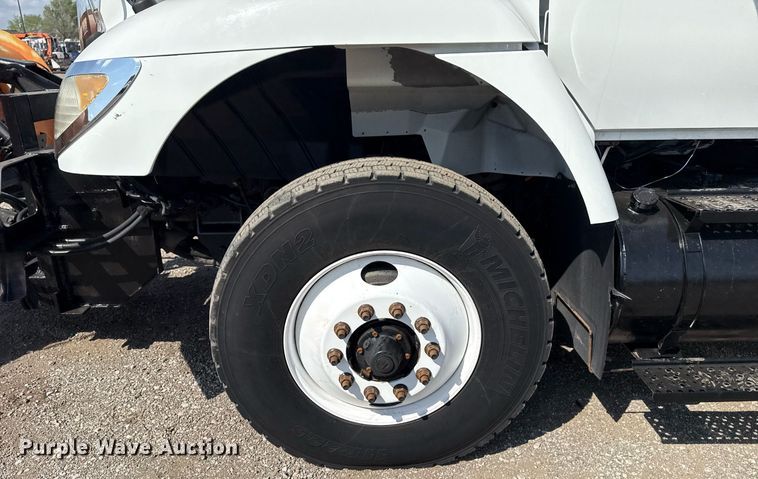 image for item EG5706 2007 International 7500 hook lift truck