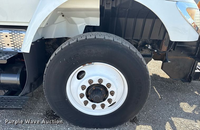 image for item EG5706 2007 International 7500 hook lift truck