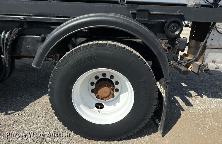 image for item EG5706 2007 International 7500 hook lift truck