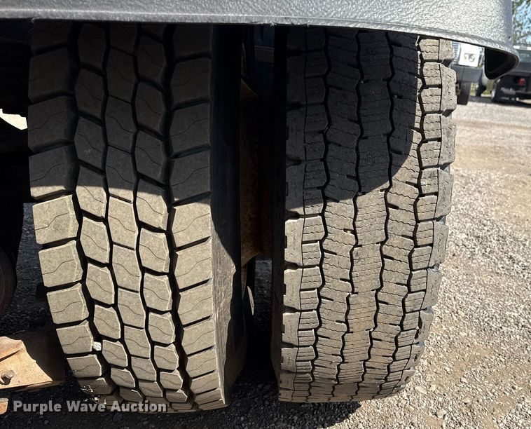 image for item EG5706 2007 International 7500 hook lift truck