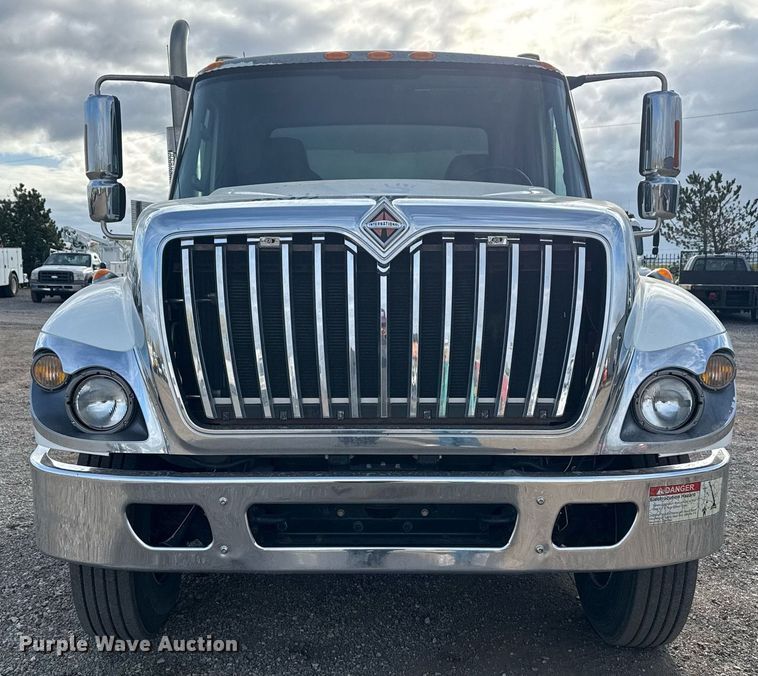 image for item EG5710 2013 International 7400 fuel / lube truck