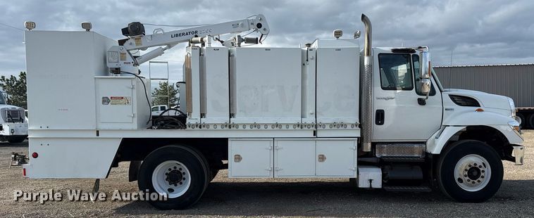 image for item EG5710 2013 International 7400 fuel / lube truck