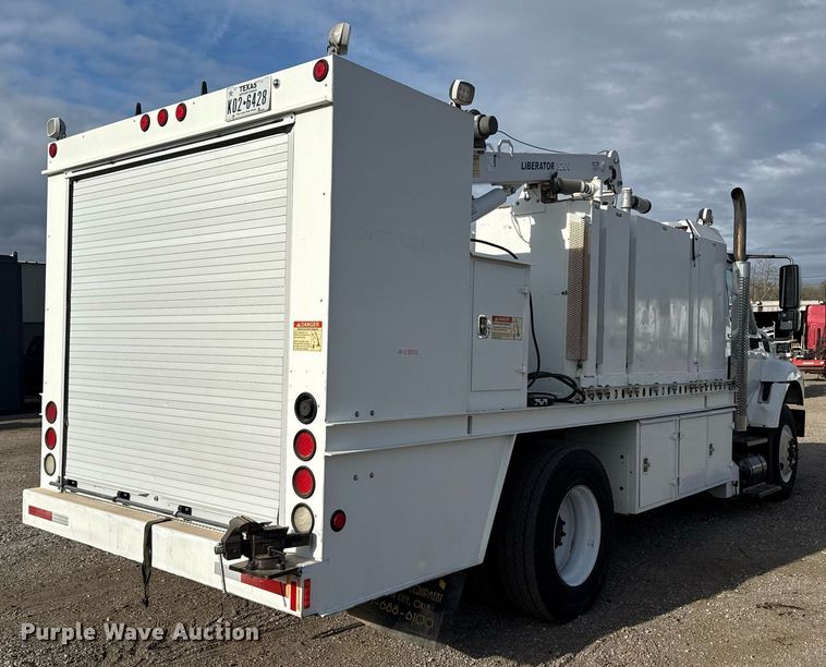 image for item EG5710 2013 International 7400 fuel / lube truck