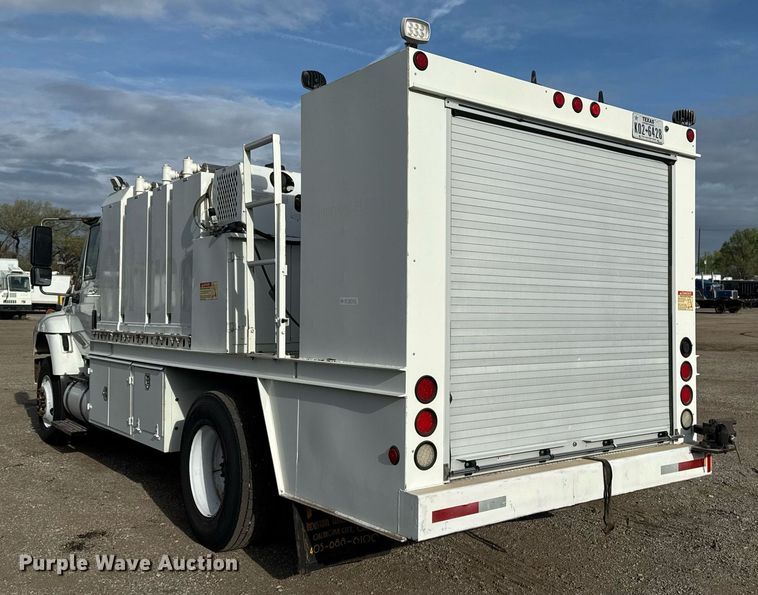 image for item EG5710 2013 International 7400 fuel / lube truck