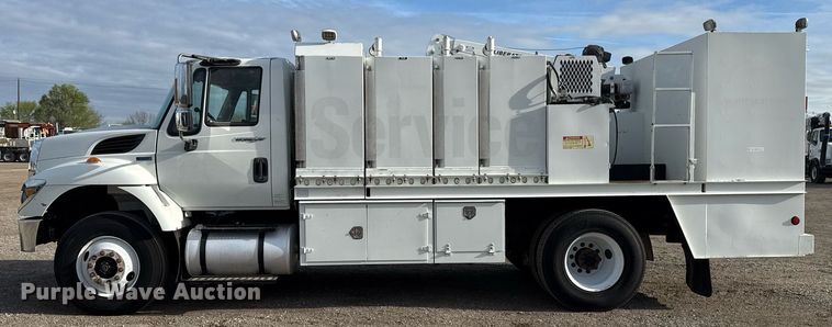 image for item EG5710 2013 International 7400 fuel / lube truck