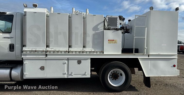 image for item EG5710 2013 International 7400 fuel / lube truck