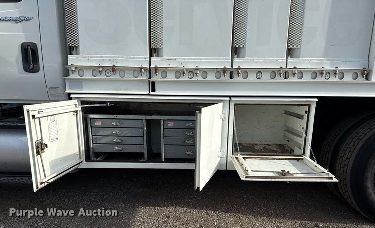 image for item EG5710 2013 International 7400 fuel / lube truck