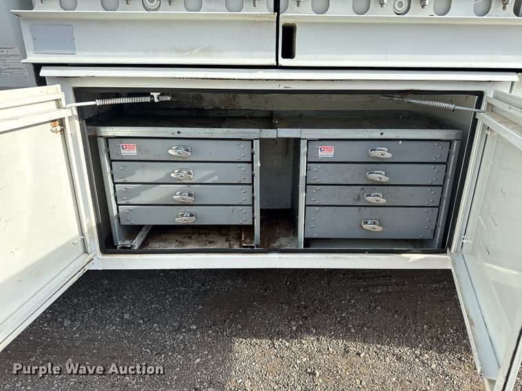 image for item EG5710 2013 International 7400 fuel / lube truck