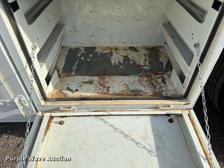 image for item EG5710 2013 International 7400 fuel / lube truck