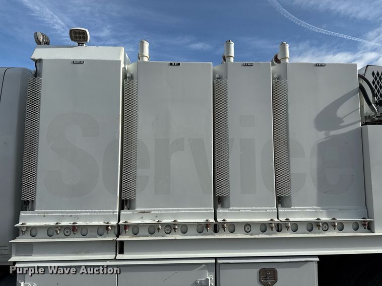 image for item EG5710 2013 International 7400 fuel / lube truck