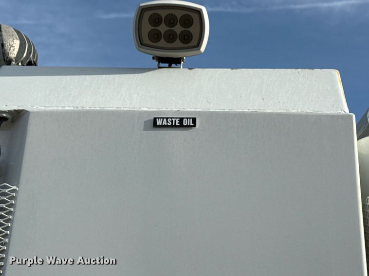 image for item EG5710 2013 International 7400 fuel / lube truck