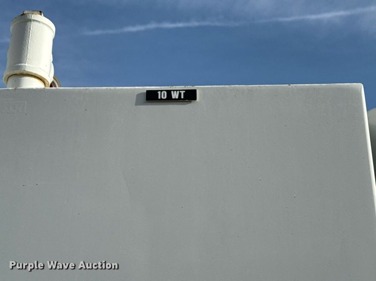 image for item EG5710 2013 International 7400 fuel / lube truck