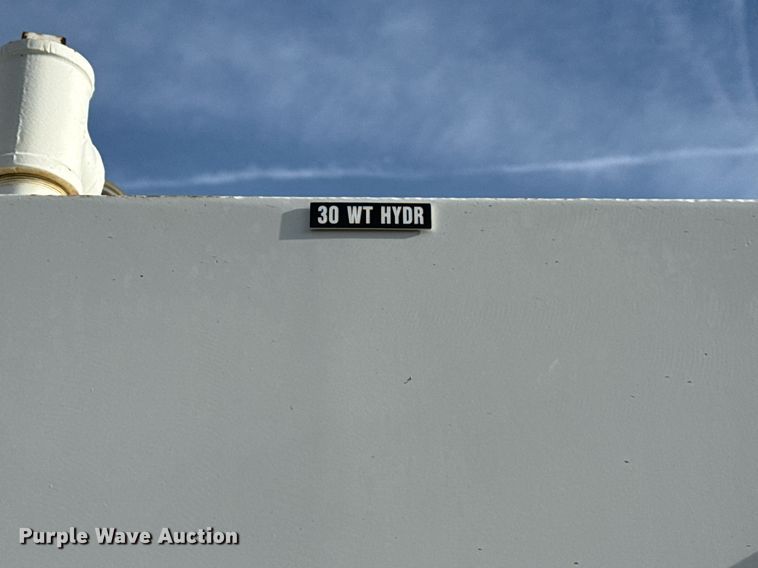 image for item EG5710 2013 International 7400 fuel / lube truck