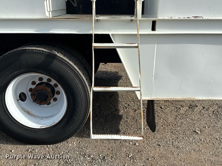 image for item EG5710 2013 International 7400 fuel / lube truck