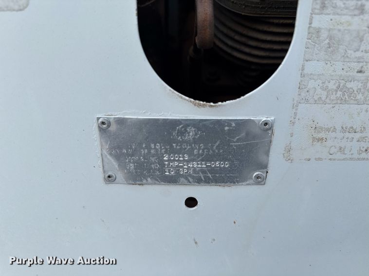 image for item EG5710 2013 International 7400 fuel / lube truck