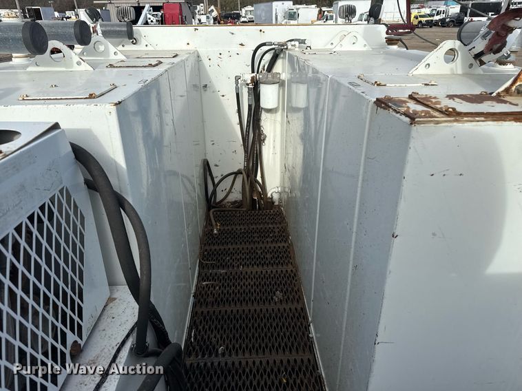 image for item EG5710 2013 International 7400 fuel / lube truck