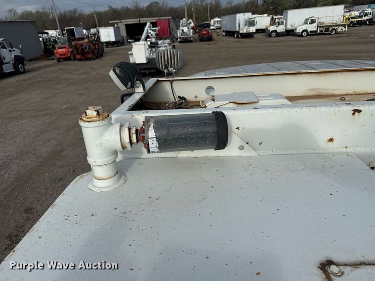 image for item EG5710 2013 International 7400 fuel / lube truck