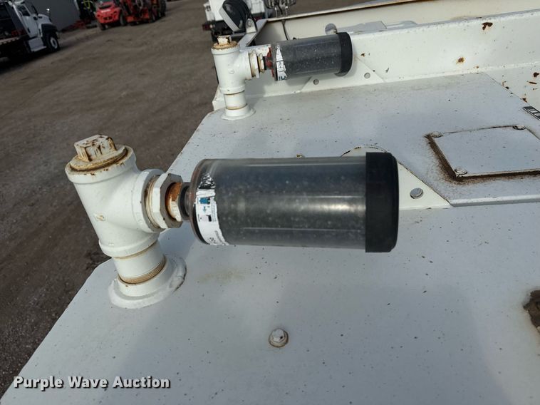 image for item EG5710 2013 International 7400 fuel / lube truck