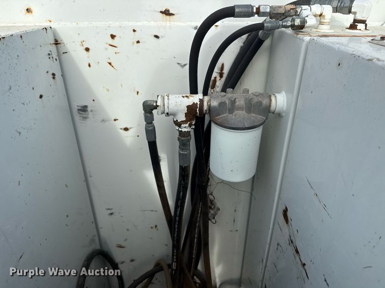 image for item EG5710 2013 International 7400 fuel / lube truck