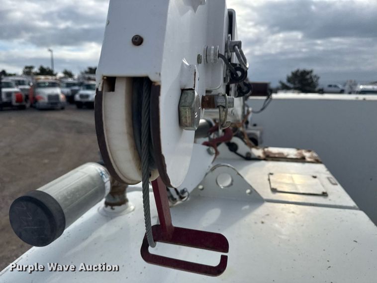 image for item EG5710 2013 International 7400 fuel / lube truck