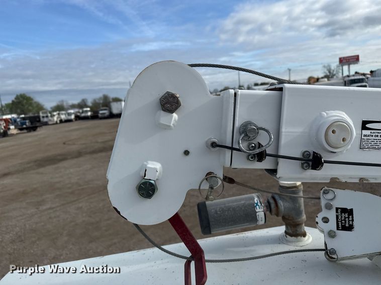 image for item EG5710 2013 International 7400 fuel / lube truck