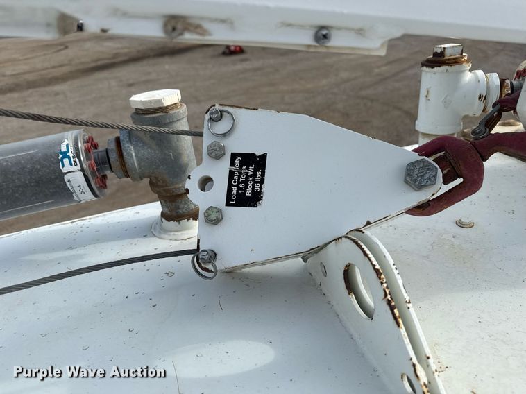 image for item EG5710 2013 International 7400 fuel / lube truck