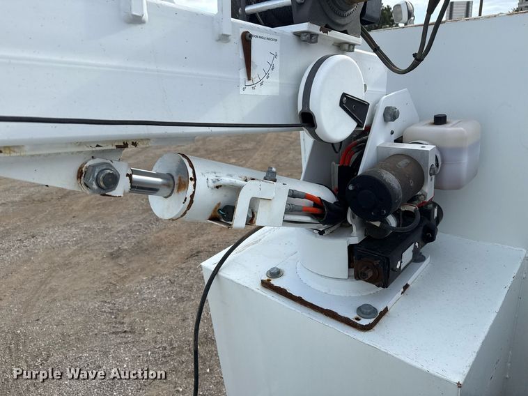 image for item EG5710 2013 International 7400 fuel / lube truck