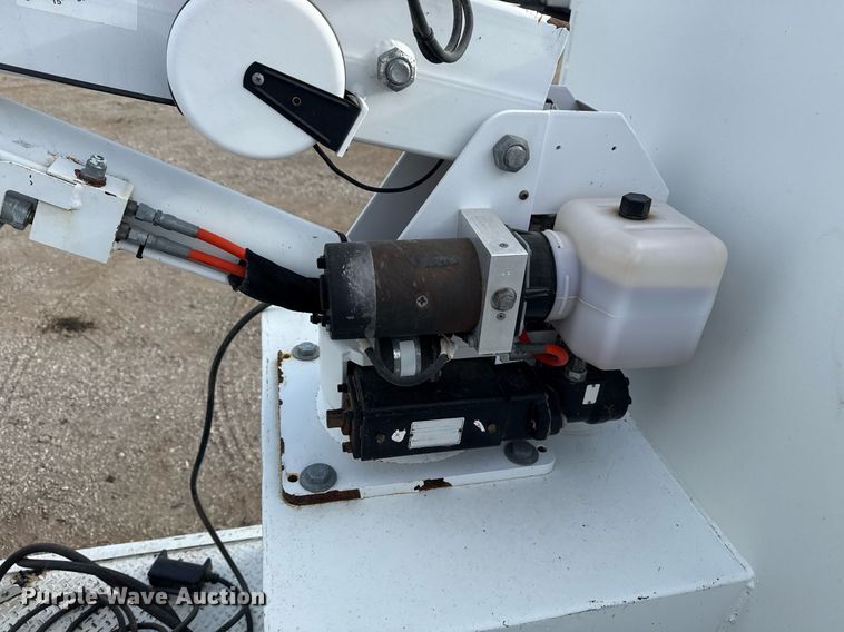 image for item EG5710 2013 International 7400 fuel / lube truck