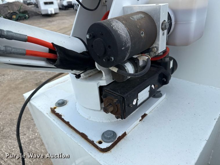 image for item EG5710 2013 International 7400 fuel / lube truck