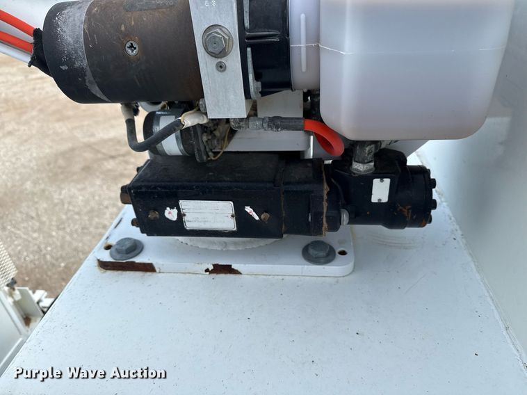 image for item EG5710 2013 International 7400 fuel / lube truck