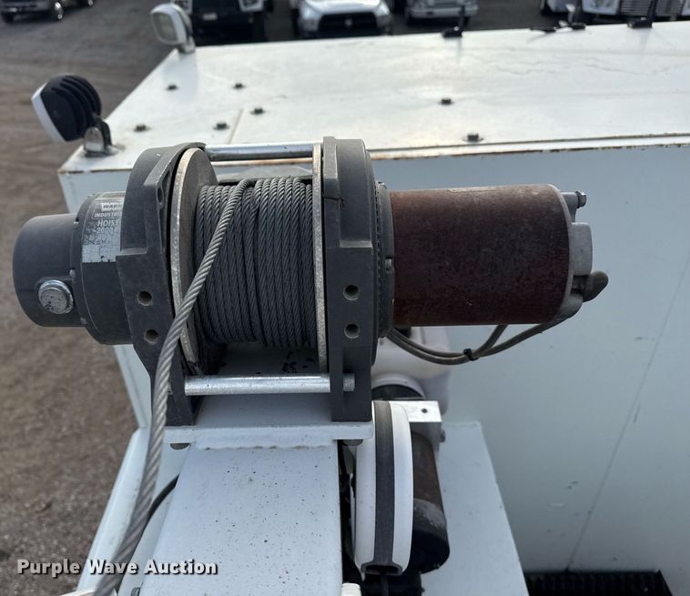 image for item EG5710 2013 International 7400 fuel / lube truck