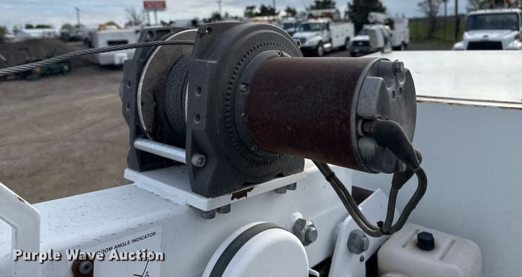 image for item EG5710 2013 International 7400 fuel / lube truck