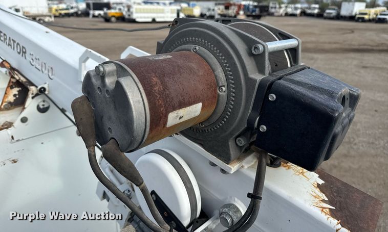 image for item EG5710 2013 International 7400 fuel / lube truck