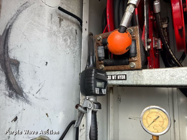 image for item EG5710 2013 International 7400 fuel / lube truck