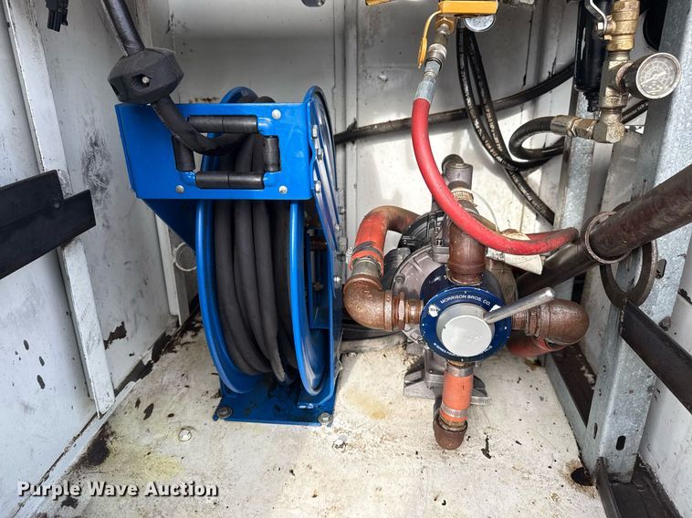 image for item EG5710 2013 International 7400 fuel / lube truck