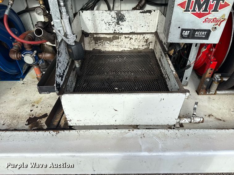 image for item EG5710 2013 International 7400 fuel / lube truck