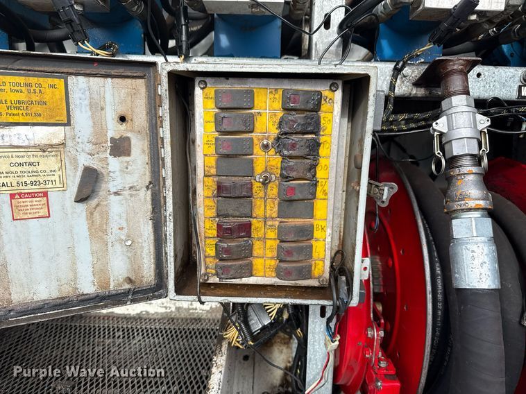 image for item EG5710 2013 International 7400 fuel / lube truck