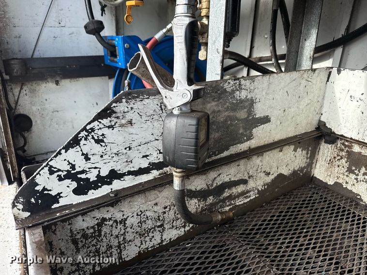 image for item EG5710 2013 International 7400 fuel / lube truck