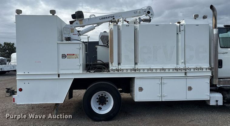 image for item EG5710 2013 International 7400 fuel / lube truck