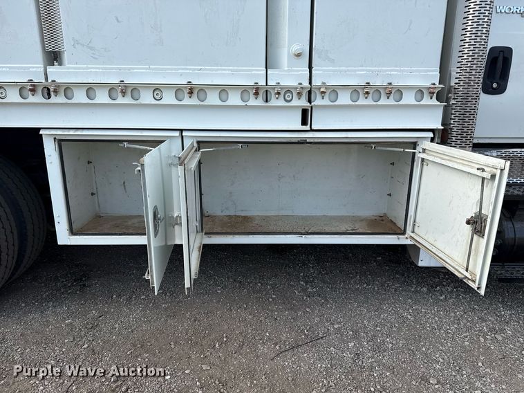 image for item EG5710 2013 International 7400 fuel / lube truck