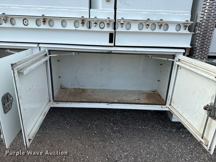 image for item EG5710 2013 International 7400 fuel / lube truck