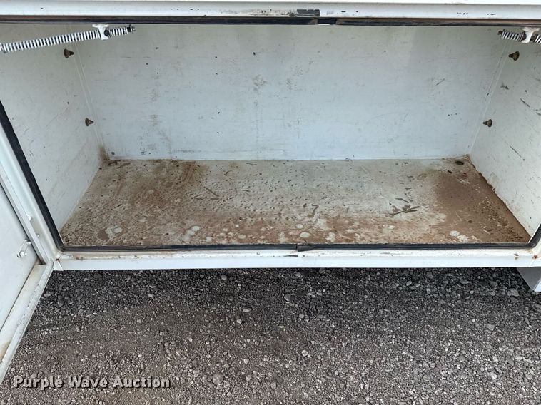 image for item EG5710 2013 International 7400 fuel / lube truck