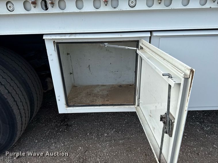 image for item EG5710 2013 International 7400 fuel / lube truck