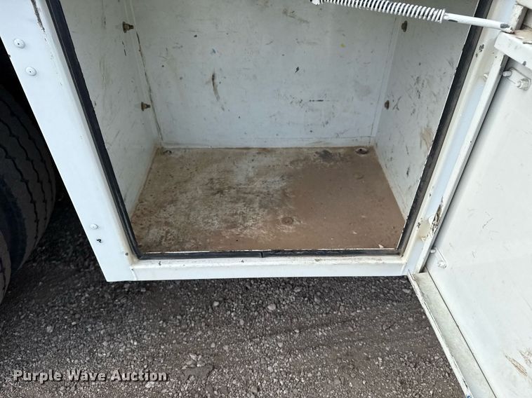 image for item EG5710 2013 International 7400 fuel / lube truck