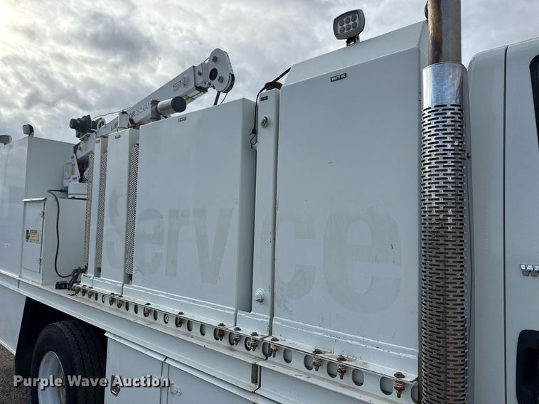 image for item EG5710 2013 International 7400 fuel / lube truck