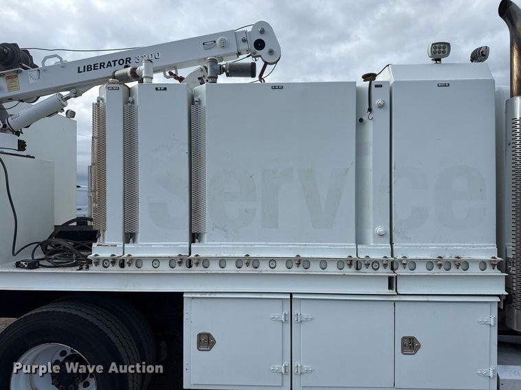 image for item EG5710 2013 International 7400 fuel / lube truck