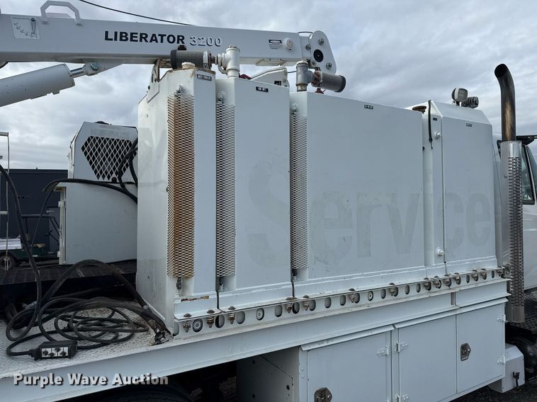 image for item EG5710 2013 International 7400 fuel / lube truck