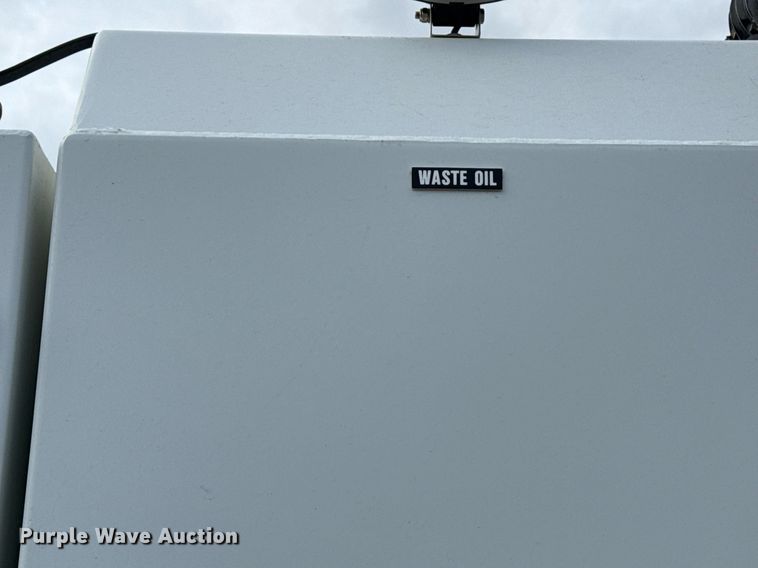 image for item EG5710 2013 International 7400 fuel / lube truck